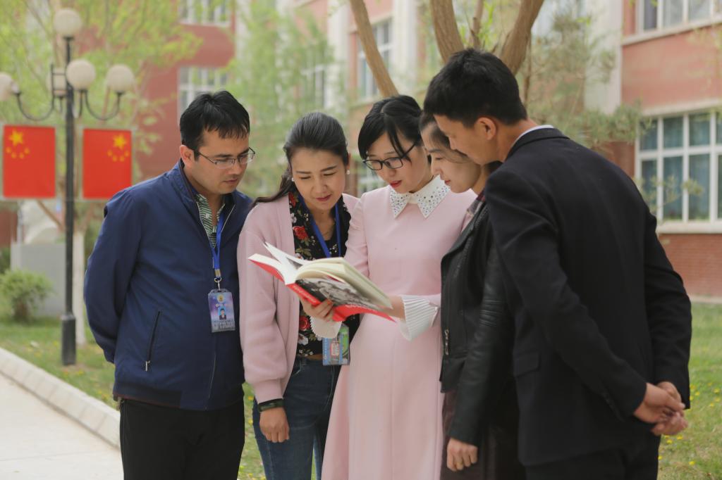 顾大鹏老师带动身边青年教师一起学习《习近平的七年知青岁月》1.JPG