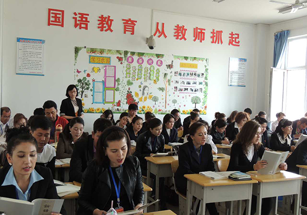 顾大鹏老师带领当地教师学员朗诵《论语.学而第一》.jpg