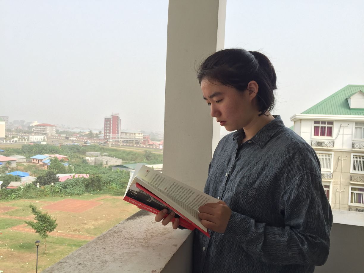 赴赤道几内亚担任孔子学院汉语教师志愿者澳门六合彩管家婆资料
13级汉语国际教育学生周嘉琦在异国他乡坚持品读《习近平的七年知青岁月》.jpg