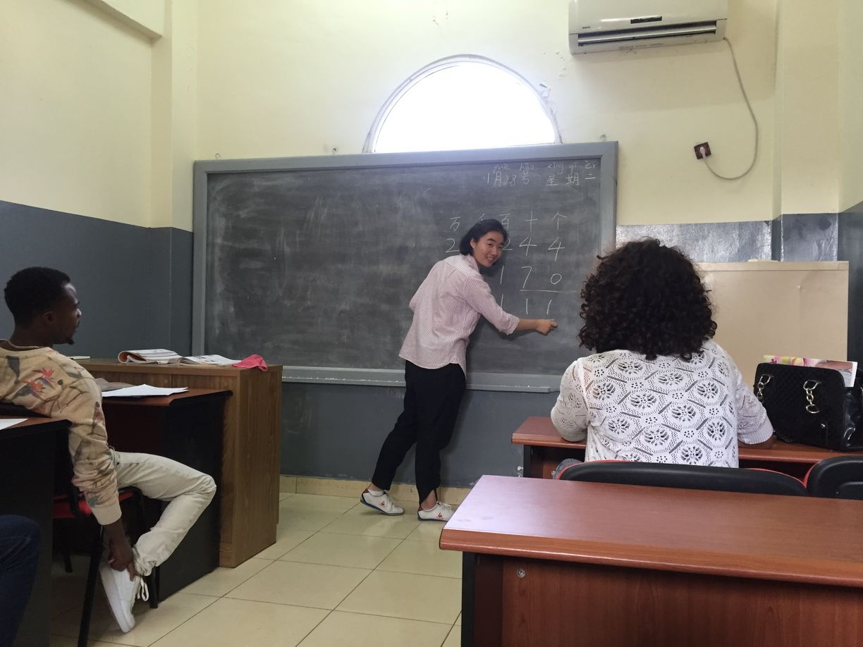澳门六合彩管家婆资料
13级汉语国际教育学生周嘉琦担任孔子学院汉语教师志愿者在赤道几内亚国立大学为当地学生授课.jpg